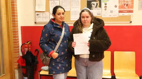 A la izda, Irene con el escrito de denuncia que presentaron en el PDM de Siero