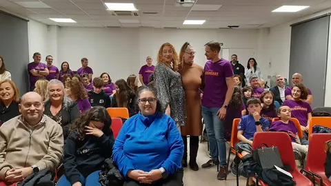 En el centro, Audrey Kruyning, junto a la concejala de Igualdad del Ayuntamiento de Llanera, Beatriz Rinc&oacute;n y el presidente del lub tai-jitsu Llanera, Javier Pelaez