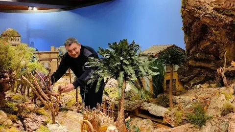 Nicol&aacute;s Rodr&iacute;guez trabajando en el Bel&eacute;n que construye y expone cada a&ntilde;o en la sede de la Fundaci&oacute;n Card&iacute;n.