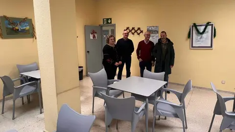 A la izda, Pilar Santianes, Manuel Garc&iacute;a, tesorero del Hogar del Jubilado de Lugones, Jos&eacute; Manuel Su&aacute;rez, presidente del hogar y &Aacute;ngel Garc&iacute;a