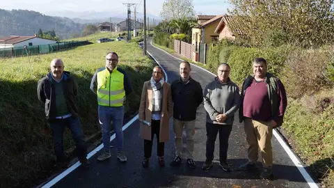 A la izda, Jorge Alonso y Juanjo L&oacute;pez, de la empresa adjudicataria; Leire Gabilondo, t&eacute;cnico municipal; &Aacute;ngel Garc&iacute;a, alcalde de Siero; Manuel Pergentino Mart&iacute;nez, concejal de Abastecimiento de Agua y Saneamiento, y Jose Gonz&aacute;lez, de la empresa adjudicataria