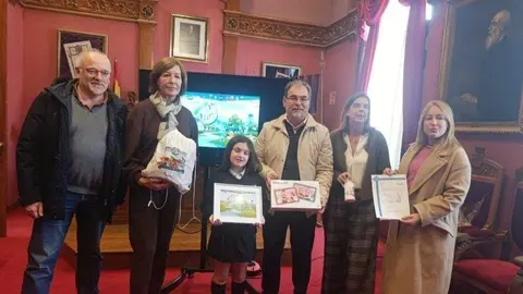 Angela Rivero acompa&ntilde;ada de Reyes Ugalde, Daniel Mesa, David Casado, representaci&oacute;n del Colegio San Rafael y de su madre.