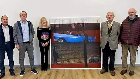 Luis Repiso, Guillermo Sim&oacute;n, Mar&iacute;a Bra&ntilde;a, Evaristo Arce y Jos&eacute; Ram&oacute;n Garc&iacute;a con la obra de Guillermo Masedo, ganador 2024