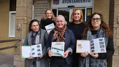 La alcaldesa de Llanera, en el centro de la imagen, con la concejala de educaci&oacute;n (segunda fila primera por la derecha), con algunas alumnas y la monitora del taller que han dise&ntilde;ado la gu&iacute;a