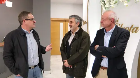 A la izda, Manuel &Aacute;ngel Garc&iacute;a dialogando con el consejero Alejandro Calvo, en el centro, en presencia del presidente saliente, Alejandro Garc&iacute;a