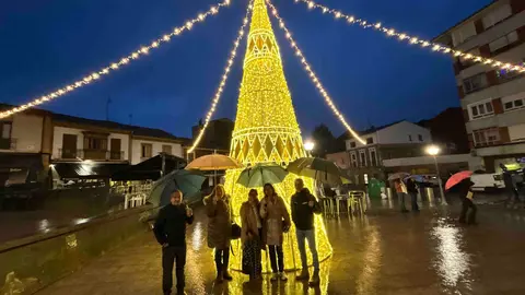 El &aacute;rbol de Navidad ya luce en Pola de Siero
