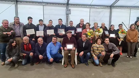 Foto de familia: homenajeados, autoridades y miembros de la Asociaci&oacute;n de Vecinos San Justo y el Pastor.
