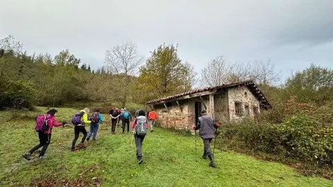 Grupo de Monta&ntilde;a la Pe&ntilde;a, de Nava, en una ruta por la zona del Entrego, el pasado mes de noviembre2.
