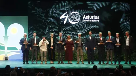 Foto de familia con los premiados y las autoridades.