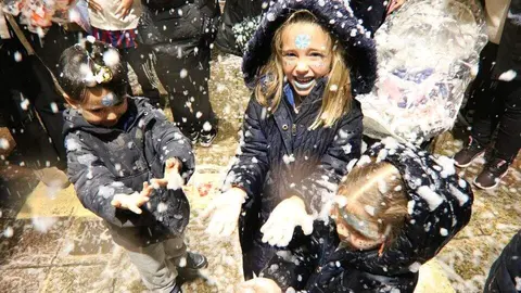 Los ni&ntilde;os disfrutaron con la "nevada" que cay&oacute; ayer en Nore&ntilde;a