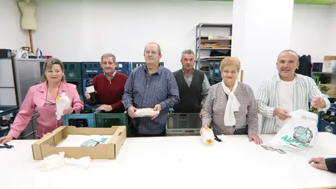 Los miembros de la Junta directiva que despacharon ayer m&aacute;s de 1500 bollos