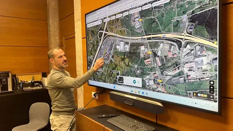 &Aacute;ngel Garc&iacute;a muestra en un plano los terrenos sobre los que crecer&aacute; Parque Principado y las nuevas viviendas