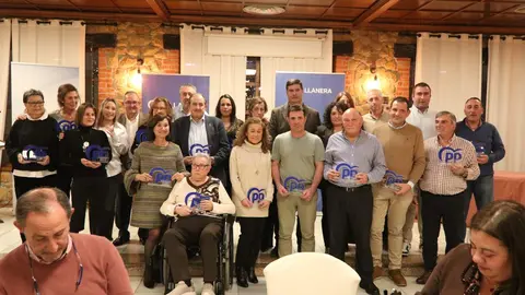 Todos los concejales populares que recibieron el reconocimiento de sus compa&ntilde;eros de partido en Llanera