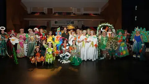 El alcalde de Siero junto a las participantes del desfile de Lugones