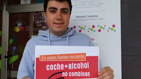 El concejal de seguridad y salud, Nicol&aacute;s Fern&aacute;ndez, con el cartel promocional de la campa&ntilde;a