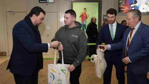 Foto: &copy; DAMI&Aacute;N ARIENZA damian arienza 18 diciembre 2025 AEROPUERTO DE ASTURIAS, VOLOTEA VUELO 2.000.000 2 MILLONES DE PASAJEROS . Castrill&oacute;n.
El presidente del Principado de Asturias, Adri&aacute;n Barb&oacute;n, participa en la recepci&oacute;n al pasajero n&uacute;mero dos millones del Aeropuerto de Asturias en este a&ntilde;o. Asisten tambi&eacute;n el consejero de Movilidad, Medio Ambiente y Gesti&oacute;n de Emergencias, Alejandro Calvo, y el viceconsejero de Infraestructuras y Movilidad Sostenible, Jorge Garc&iacute;a.