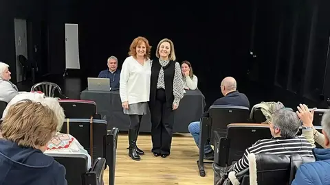 Lorena Villar y Lidia Espina en la asamblea celebrada ayer.