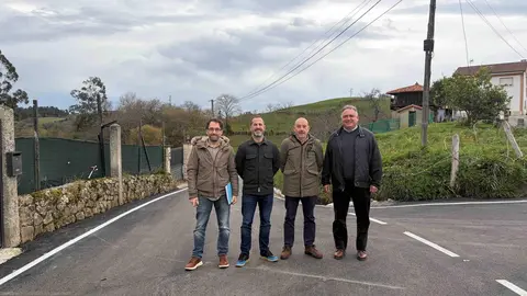 Los ediles, junto a David Llano, t&eacute;cnico municipal, y Juan Jos&eacute; Faya, de la empresa adjudicataria