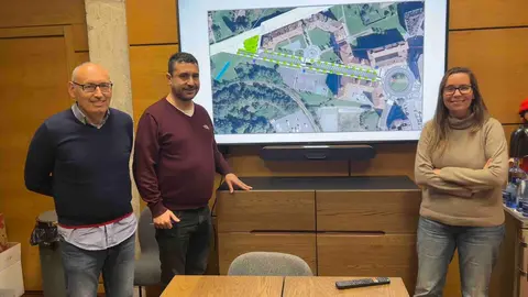 Javier Rodr&iacute;guez, en el centro, junto a Juan Carlos &Aacute;lvarez y Leire Gabilondo, t&eacute;cnicos municipales.