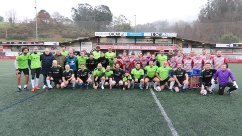 Los equipos participantes, en el c&eacute;sped del Pepe Quimar&aacute;n, de Posada de Llanera