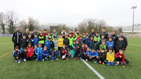 Los ni&ntilde;os y ni&ntilde;as que participan en el Campus, junto a sus t&eacute;cnicos y Marisa Tom&eacute;, en el centro