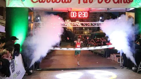 Alejandro On&iacute;s entrando en meta como ganador senior masculino