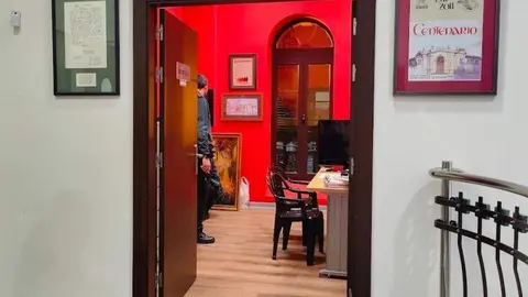 Fotograf&iacute;a momentos despu&eacute;s del robo 2 agentes en la Secretar&iacute;a lugar donde estaba el dinero sustra&iacute;do.