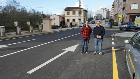 &Aacute;ngel Garc&iacute;a, a la izda, y Pergentino Mart&iacute;nez en la zona de La Isla, en Pola de Siero