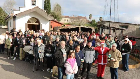 Vecinos y visitantes no dejaron pasar la oportunidad de celebrar las campanadas anticipadas en Molleo