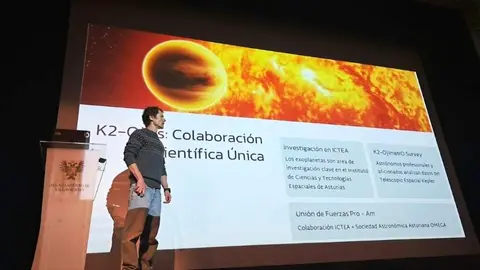 Enrique D&iacute;ez Alonso, investigador del ICTEA y profesor del Departamento de Matem&aacute;ticas de la Universidad de Oviedo durante su charla.