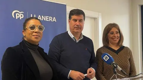 Sandra Camino, Silverio Arg&uuml;elles y Nuria Ni&ntilde;o, en la sede del PP de Llanera 