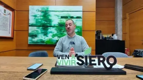 Imagen de archivo del alcalde de Siero, &Aacute;ngel Garc&iacute;a, en su despacho.