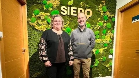 Pilar Santianes, concejala y &Aacute;ngel Garc&iacute;a, alcalde de Siero, tras dar a conocer los datos de poblaci&oacute;n.