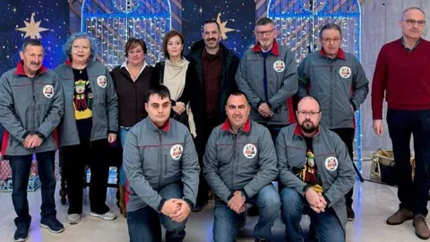 &Aacute;ngel Garc&iacute;a, alcalde; Ana Rosa Nosti, concejala; junto a miembros de ACARLUG y Oscar Caso, de la Fundaci&oacute;n Municipal de Cultura.