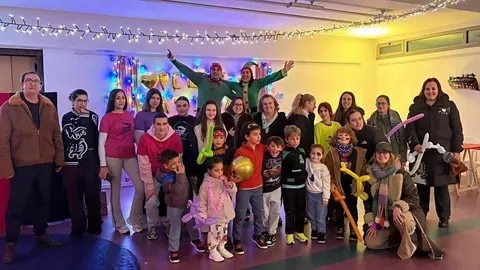 La concejala Pilar Santianes, en el centro, rodeada de algunos participantes y animadores del Encuentro Intergeneracional.