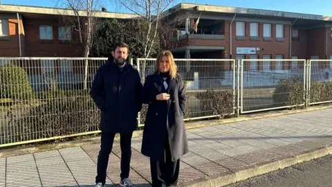 Juan Freije, t&eacute;cnico municipal de Siero junto a Eva Iglesias, concejala de Educaci&oacute;n, Igualdad y Juventud, en el CP La Er&iacute;a.