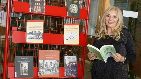 Aurora Cienfuego, concejala de Cultura, Recursos Humanos y Polic&iacute;a Local en la biblioteca de Pola de Siero.
