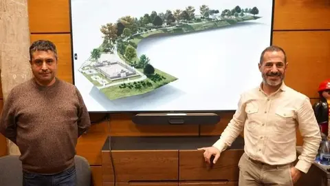 &Aacute;ngel Garc&iacute;a junto al concejal de Ordenaci&oacute;n y Gesti&oacute;n Urban&iacute;stica, Javier Rodr&iacute;guez, con el dise&ntilde;o del Parque