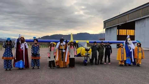 Cabalgata de Llanera. Los Reyes Magos tras su aterrizaje en La Morgal.
