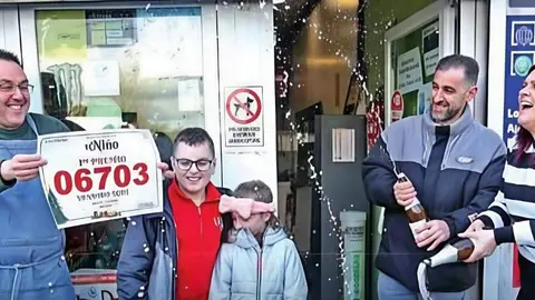 Francisco Bustamante con el cartel, Pedro, Leyre, Pedro Paredes y Mar&iacute;a Bustamante.