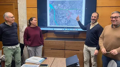 Los ediles junto a los ingenieros municipales Juan Carlos &Aacute;lvarez y Leire Gabilondo