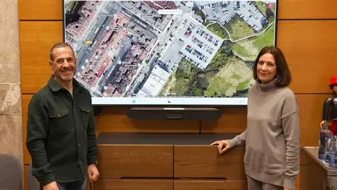 Los ediles frente a la infograf&iacute;a del aparcamiento en Lugones