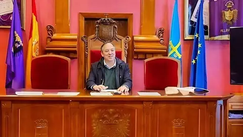 Alejandro Vega, alcalde de Villaviciosa en el sal&oacute;n de plenos del Ayuntamiento.