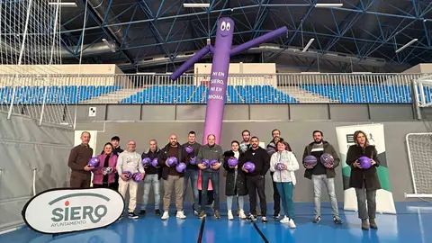 Los ediles, junto a Eva Montes, t&eacute;cnico municipal de Igualdad, y los representantes de los clubes sierenses que han participado en la presentaci&oacute;n