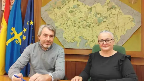 El presidente de UNICEF en Asturias, Nacho Calvi&ntilde;o y la alcaldesa de Llanera, Eva Mar&iacute;a P&eacute;rez, durante la firma de renovaci&oacute;n del convenio