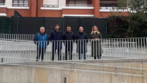 A la izda, Alfonso Fern&aacute;ndez, gerente de la empresa adjudicataria de la obra; el t&eacute;cnico municipal, Juan Freije; el concejal, el alcalde y la concejala de la Plataforma Vecinal de La Fresneda, Alejandra Cuadriello.