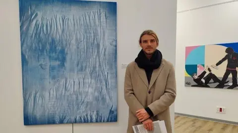 Iy&aacute;n Casta&ntilde;o, finalista, delante de su obra La Creaci&oacute;n.