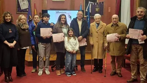 Ganadores del Concurso de Decoraci&oacute;n Navide&ntilde;a tras recibir su premio