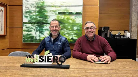 &Aacute;ngel Garc&iacute;a, a la izda, junto al concejal Pergentino Mart&iacute;nez