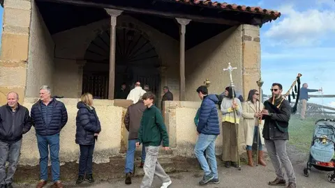 Capilla de San Antonio Abad en Paniceres, ayer s&aacute;bado, durante la celebraci&oacute;n de San Ant&oacute;n.